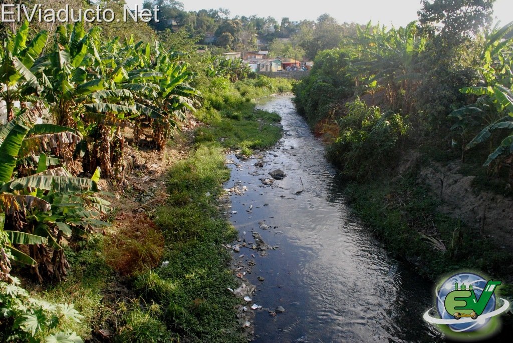 Rio Moca (vista desde el puente de Los Lopez)